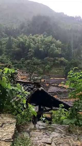 老房子前的雨景