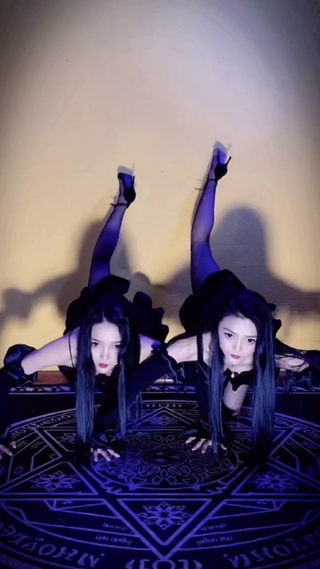 看下两个蝎子摆尾 