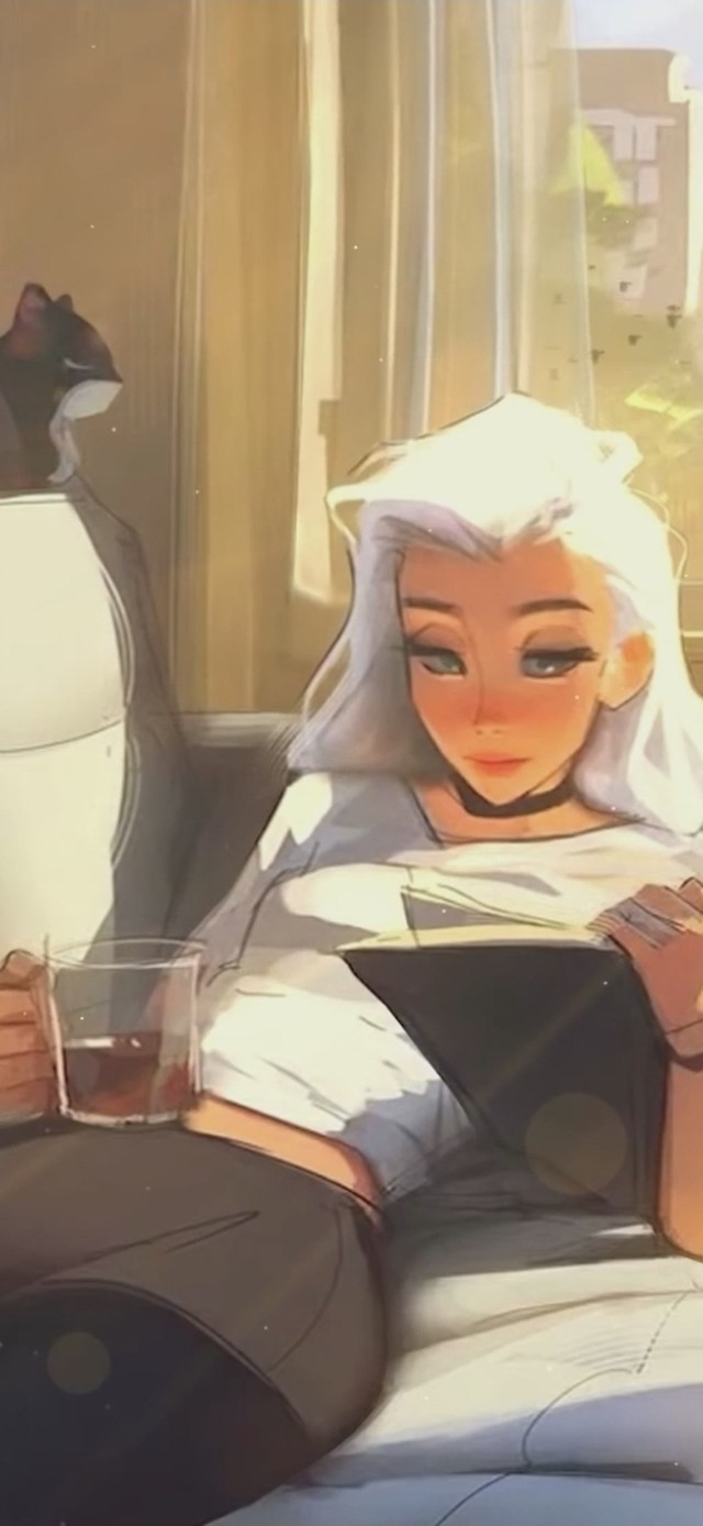 在沙发上看书的女孩