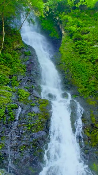 夏日山间瀑布流水