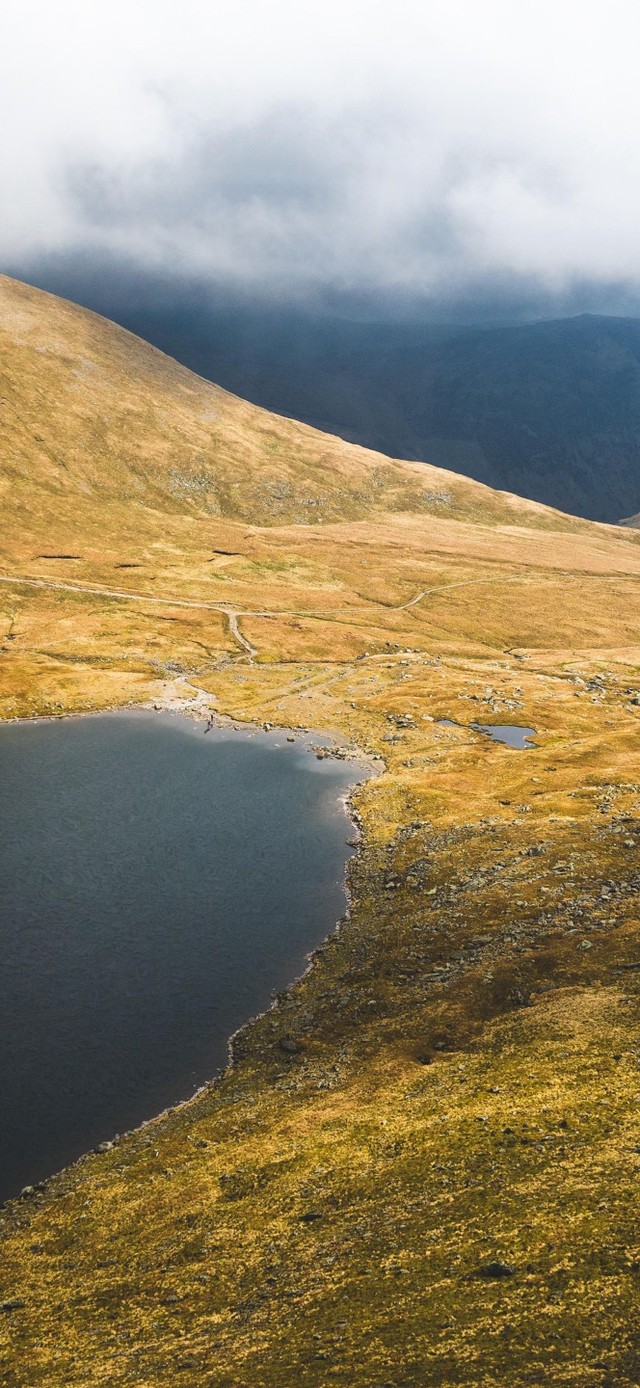云雾缭绕的山中湖泊