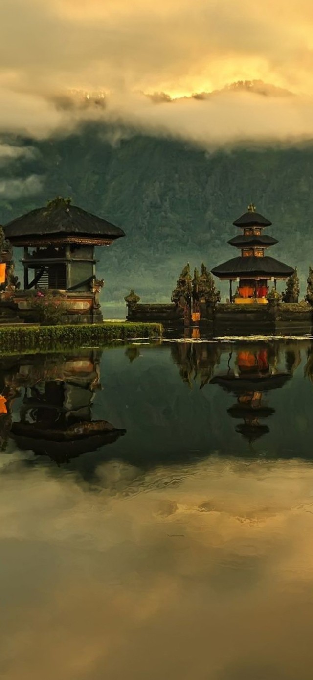 唯美夕阳湖泊古塔倒影