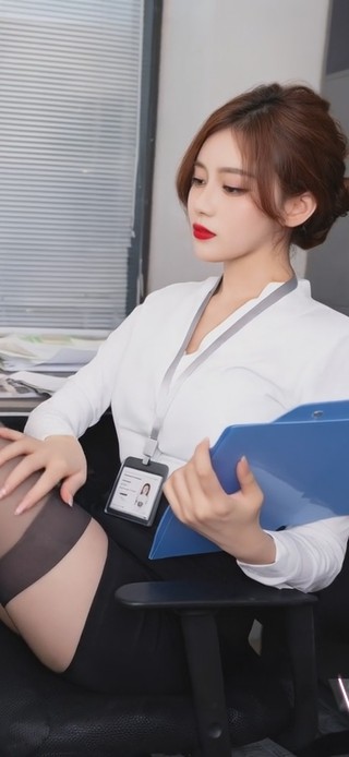 头上倭堕髻，耳中明月珠