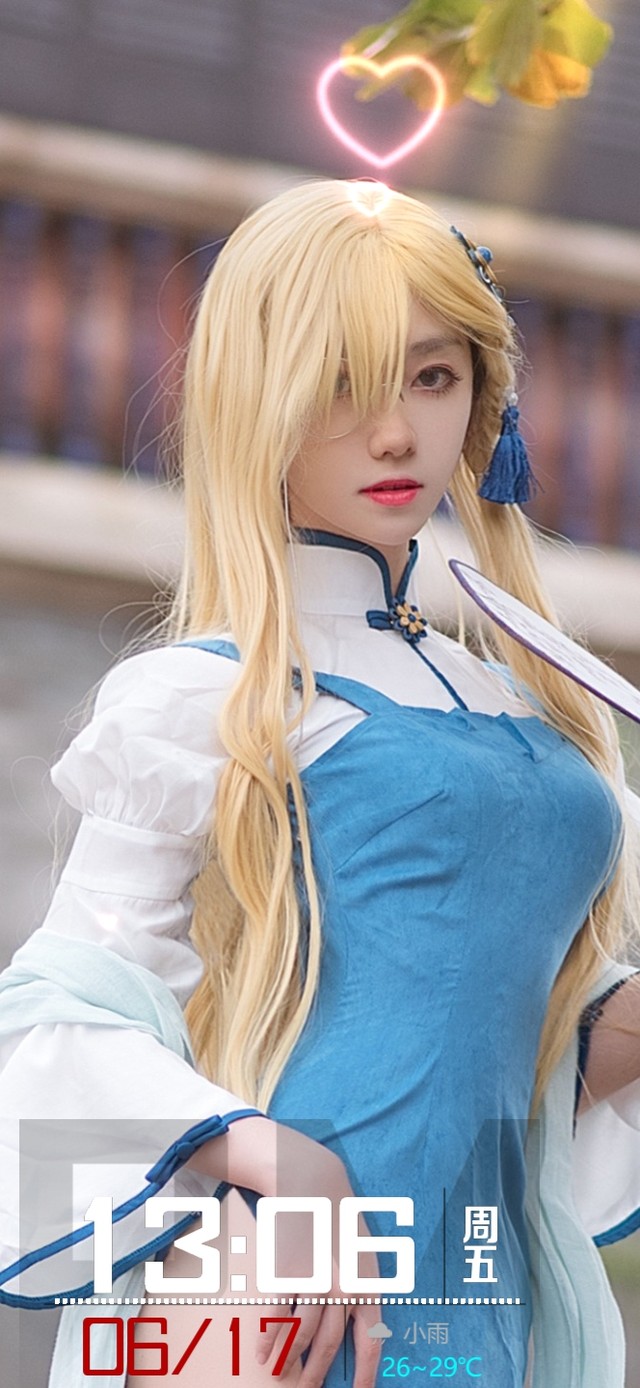 拿扇子的cos美少女