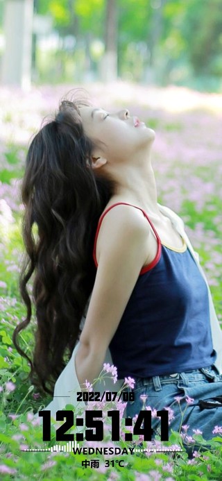 享受夏日阳光的长发美女