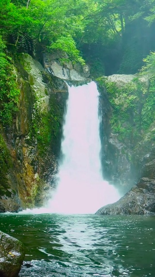 护眼山涧瀑布