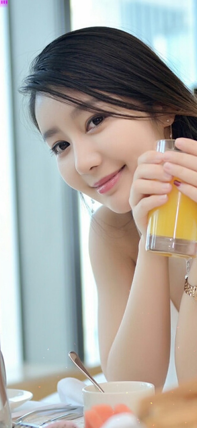 准备吃早餐的姐姐