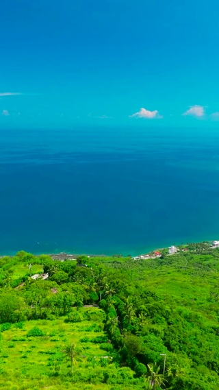 航拍高山海岸线