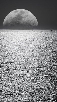 黑白月下海边