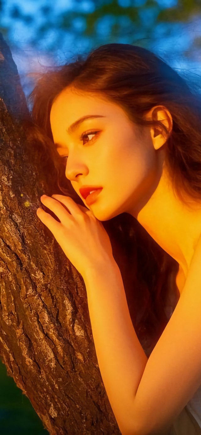 花漾壁纸|树影下的白裙少女