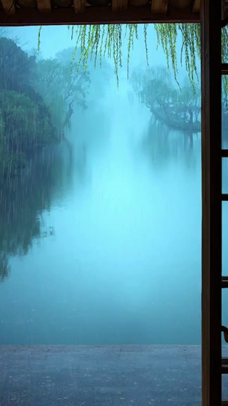 你是否也喜爱发呆，常常在这样的雨中，站在自家窗前静静的聆听雨声，放开一寸寸思绪，解开一寸寸怅惘

