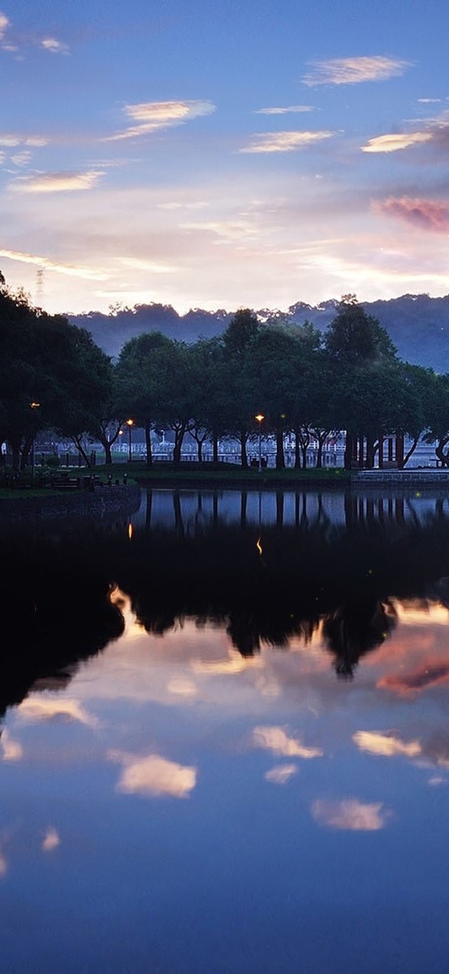 日落拱桥湖中倒影