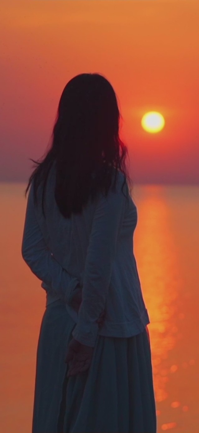 4K海边美女欣赏落日