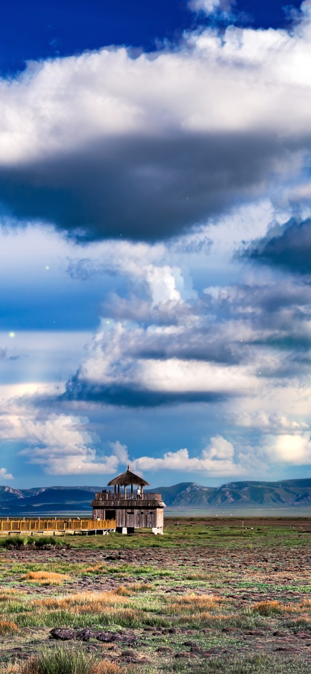 4k 蓝天白云下的草原小屋