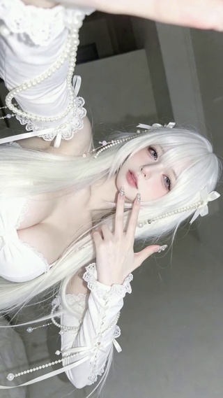 白发清纯二次元美少女