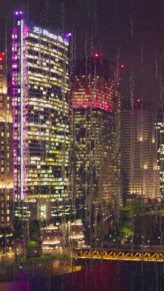 窗外雨夜城市夜景