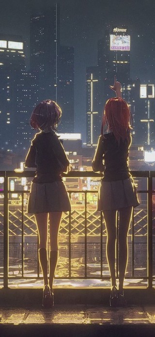 夜晚城市街头的少女