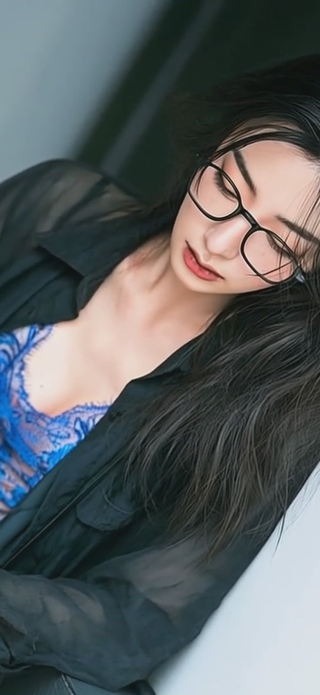 头上倭堕髻，耳中明月珠
