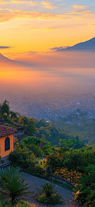 眺望城市旁的火山