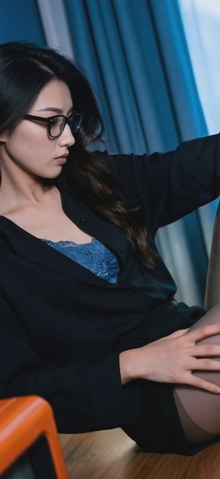 香脸半开娇旖旎，玉人浴出新妆洗