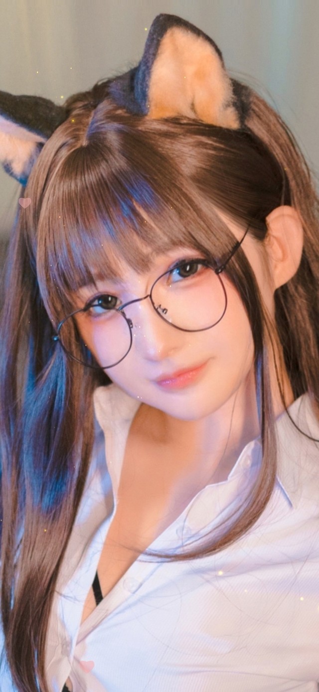 戴眼镜的猫娘美女