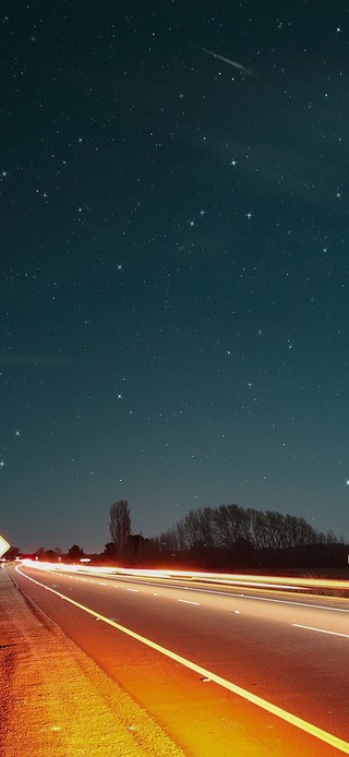 夜晚的流星雨公路