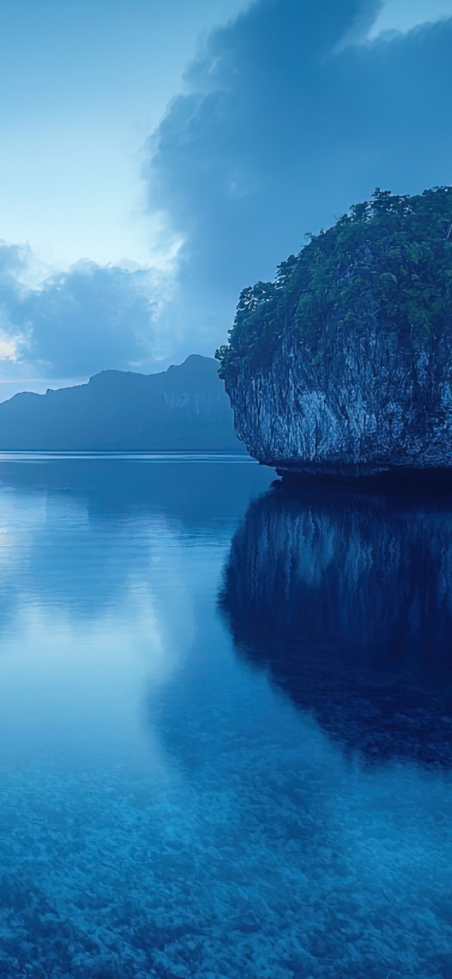 清澈海面岩石岛屿