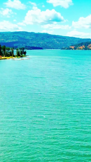 4K蓝天白云与河流