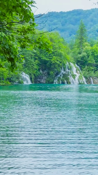 青山绿水瀑布湖泊