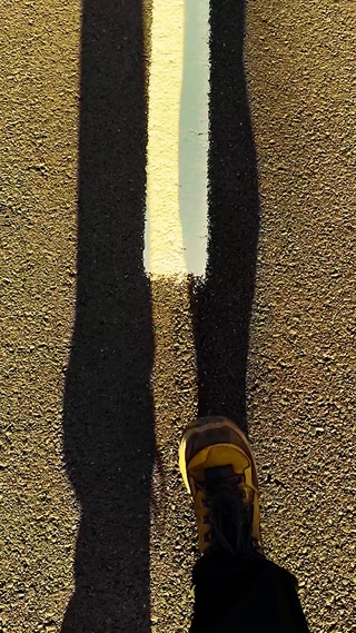 公路上晚霞下的远方山川