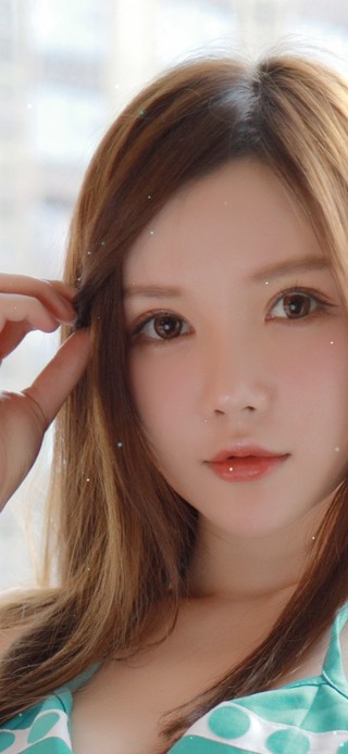 窗边的微胖清纯美女