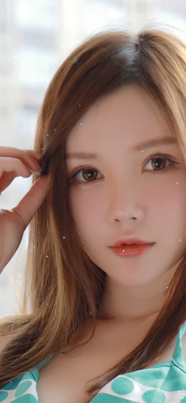 窗边的微胖清纯美女