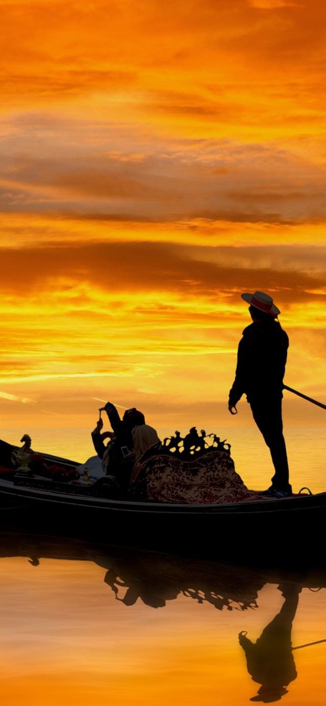 黄昏下海上小船