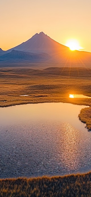 落日高山湖泊