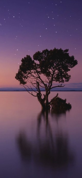 晚霞平静湖面