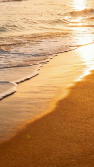 治愈夕阳黄昏下的海边海浪沙滩