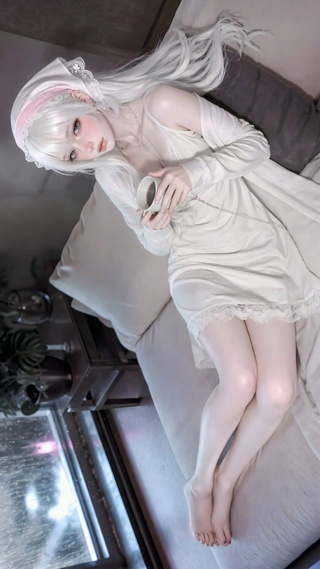 雨天居家纯欲白发美少女