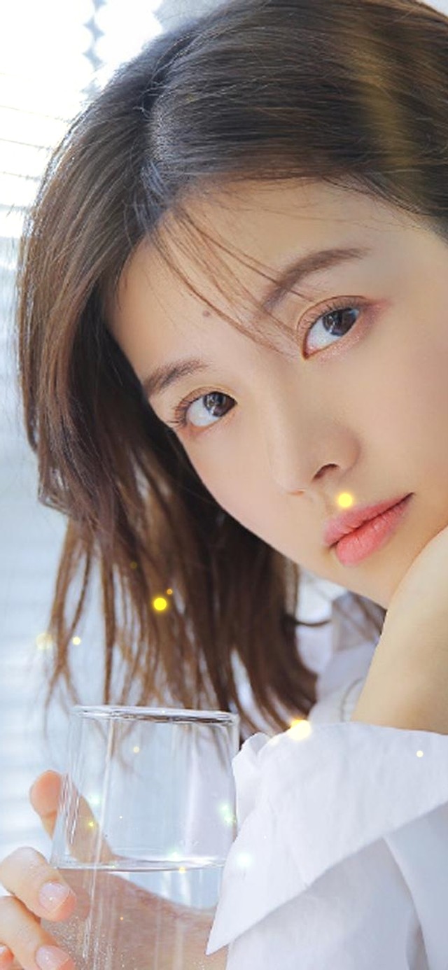 刚起床的短发美女