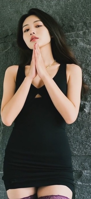 朱颜轻照，宛如朝霞初上琼楼