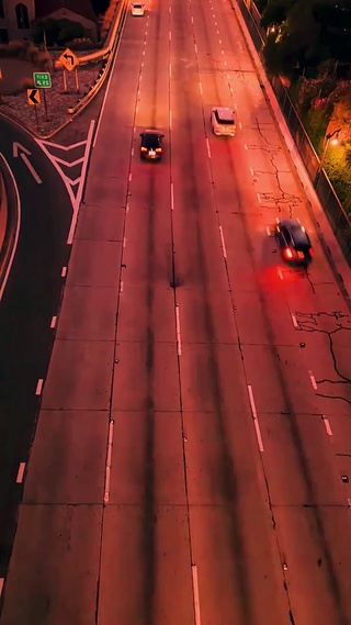 天空下行驶的汽车