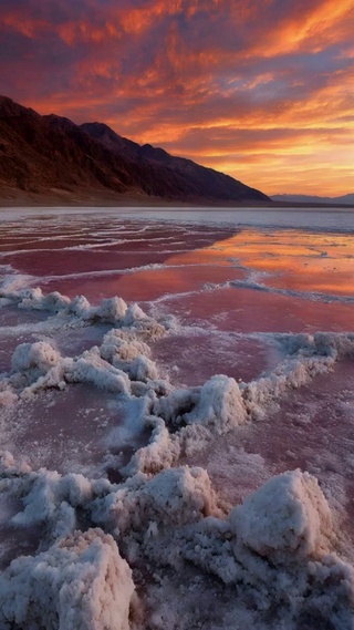 焰染穹苍，盐凝红海