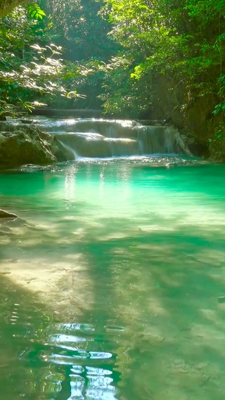 波光粼粼的碧水潭