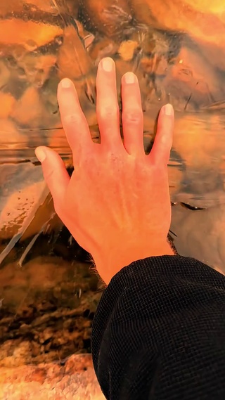 晚霞下湖面的冰层