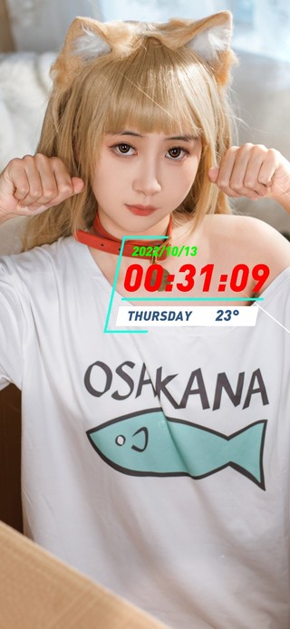 纸箱里的喵喵女孩