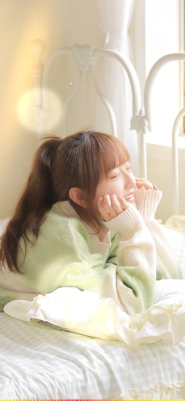 享受阳光的性感短裤女孩