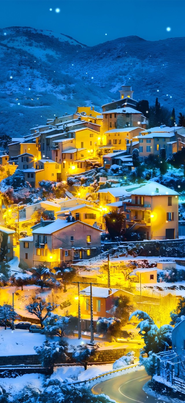  冬季安静的夜晚小镇