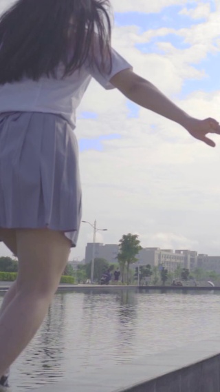 在奔跑的青春少女