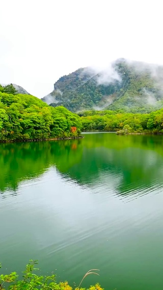 云雾绕缭青山绿水湖