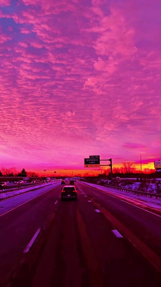 黄昏下行驶的汽车