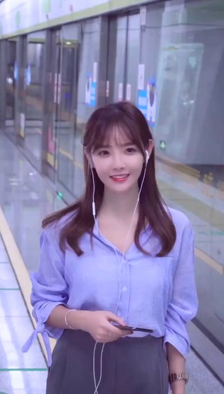 唱歌美女